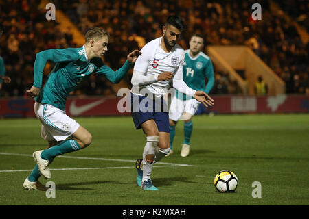 Gian-Luca Itter von Deutschland und Easah Suliman von England in Aktion während der internationalen Freundschaftsspiel zwischen England U20 und U20 an JobServe Gemeinschaft Stadion am 19. November 2018 in Colchester, England. (Foto von Paul Chesterton/phcimages.com) Stockfoto