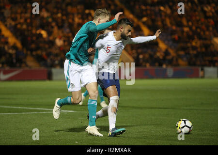 Gian-Luca Itter von Deutschland und Easah Suliman von England in Aktion während der internationalen Freundschaftsspiel zwischen England U20 und U20 an JobServe Gemeinschaft Stadion am 19. November 2018 in Colchester, England. (Foto von Paul Chesterton/phcimages.com) Stockfoto