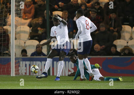 Trevoh Chalobah von England löscht die Kugel während der internationalen Freundschaftsspiel zwischen England U20 und U20 an JobServe Gemeinschaft Stadion am 19. November 2018 in Colchester, England. (Foto von Paul Chesterton/phcimages.com) Stockfoto