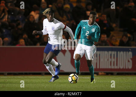 Trevoh Chalobah von England und Alfons Amade Deutschland in Aktion während der internationalen Freundschaftsspiel zwischen England U20 und U20 an JobServe Gemeinschaft Stadion am 19. November 2018 in Colchester, England. (Foto von Paul Chesterton/phcimages.com) Stockfoto