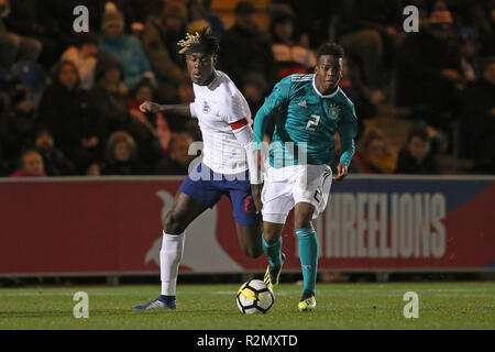 Trevoh Chalobah von England und Alfons Amade Deutschland in Aktion während der internationalen Freundschaftsspiel zwischen England U20 und U20 an JobServe Gemeinschaft Stadion am 19. November 2018 in Colchester, England. (Foto von Paul Chesterton/phcimages.com) Stockfoto