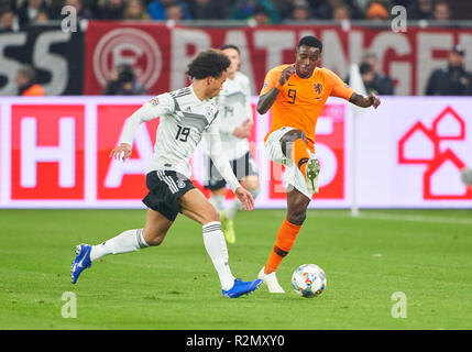 Gelsenkirchen, Deutschland. 19 Nov, 2018. Leroy SANE, DFB 19 konkurrieren um die Kugel, Bekämpfung, Duell, Kopfzeile, Kampf gegen Quincy PROMES, NL 9 DEUTSCHLAND - NIEDERLANDE Wichtig: DFB-Bestimmungen verbieten die Verwendung von Fotografien als Bildsequenzen und/oder quasi-Video. Fußball-Nationen Liga, Saison 2018/2019, Gelsenkirchen, Deutschland, 19. November 2018. DFB, © Peter Schatz/Alamy leben Nachrichten Stockfoto