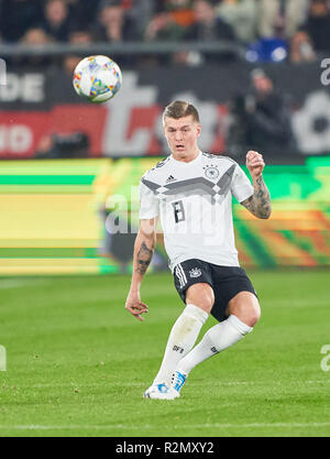 Gelsenkirchen, Deutschland. 19 Nov, 2018. Toni Kroos, DFB 8 Kicks für Leroy SANE, DFB 19 Ziel 2-0 DEUTSCHLAND - NIEDERLANDE Wichtig: DFB-Vorschriften die Verwendung von Fotografien als Bildsequenzen und/oder quasi-Video zu verbieten. Fußball-Nationen Liga, Saison 2018/2019, Gelsenkirchen, Deutschland, 19. November 2018. DFB, © Peter Schatz/Alamy leben Nachrichten Stockfoto