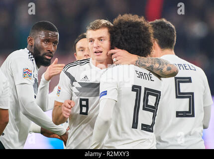 Gelsenkirchen, Deutschland. 19 Nov, 2018. Leroy SANE, DFB 19 feiert sein Ziel 2-0 mit Toni Kroos, DFB 8 DEUTSCHLAND - NIEDERLANDE Wichtig: DFB-Vorschriften die Verwendung von Fotografien als Bildsequenzen und/oder quasi-Video zu verbieten. Fußball-Nationen Liga, Saison 2018/2019, Gelsenkirchen, Deutschland, 19. November 2018. DFB, © Peter Schatz/Alamy leben Nachrichten Stockfoto