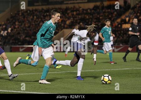 Benjamin Goller von Deutschland nimmt auf Trevoh Chalobah von England während der internationalen Freundschaftsspiel zwischen England U20 und U20 an JobServe Gemeinschaft Stadion am 19. November 2018 in Colchester, England. (Foto von Matt Bradshaw/phcimages.com) Stockfoto