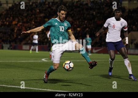 Salih Ozcan von Deutschland und Trevoh Chalobah von England während der internationalen Freundschaftsspiel zwischen England U20 und U20 an JobServe Gemeinschaft Stadion am 19. November 2018 in Colchester, England. (Foto von Matt Bradshaw/phcimages.com) Stockfoto