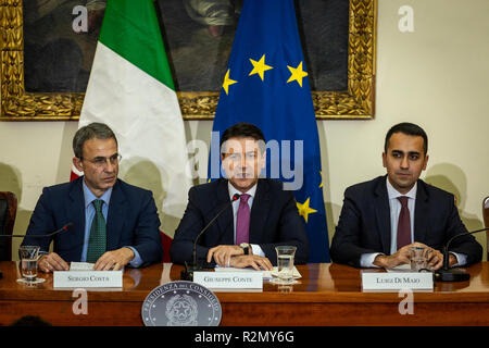 Der Präsident des Rates, Giuseppe Conte, in den Büros der Präfektur hat ein "Memorandum of Understanding für dringende Maßnahmen im Land der Feuer" unterzeichnet. Das Dokument wurde auch vom Minister für Umwelt, Sergio Costa, der Minister für Arbeit und Wirtschaft, Luigi Di Maio, der Minister des Innern, Matteo Salvini, der Minister der Justiz, Alfonso Bonafede, der Minister der Verteidigung, Elisabetta Trenta unterzeichnet, vom Minister für den Süden, Barbara Lezzi, vom Staatssekretär des Ministeriums für Gesundheit, Armando Bartolazzi, der Präsident der Region Kampanien, V Stockfoto