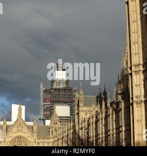 London, Großbritannien. 19. November 2018. Dunkle Wolken über das Parlamentsgebäude. Credit: Joe Kuis/Alamy leben Nachrichten Stockfoto