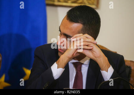 Caserta, Kampanien, Italien. 19 Nov, 2018. Präfektur in Caserta unterzeichnet die Vereinbarung über das Land der Brände in Bilder Bild: Antonio Balasco/Alamy leben Nachrichten Stockfoto