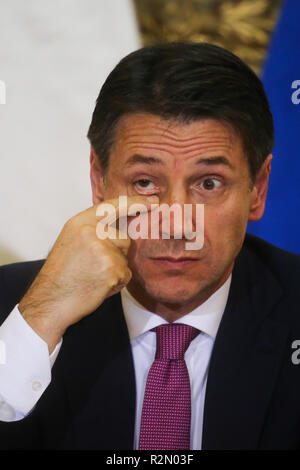 Caserta, Kampanien, Italien. 19 Nov, 2018. Präfektur in Caserta unterzeichnet die Vereinbarung über das Land der Brände in Bildern der Präsident des Rates Giuseppe Conte Credit: Antonio Balasco/Alamy leben Nachrichten Stockfoto