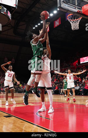 Piscataway, New Jersey, USA. 19 Nov, 2018. Eastern Michigan Adler center BOUBACAR TOURE (12) Laufwerke an den Korb gegen Rutgers in einem Spiel an der Rutgers Athletic Center. Quelle: Joel Plummer/ZUMA Draht/Alamy leben Nachrichten Stockfoto