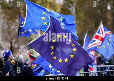 Pro-EU-Demonstranten von sodem (Trotz der Europäischen Bewegung Stand) außerhalb der Palast von Westminster in London demonstrieren vor der entscheidenden Woche des Brexit Verhandlungen als Premierminister Theresa May bereitet Chefunterhändler Michel Barnier später diese Woche zu treffen, um die Rücknahme zu diskutieren. Stockfoto