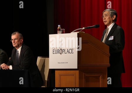 Tokio, Japan. 19 Nov, 2018. Bank von Japan Gouverneur Haruhiko Kuroda (R) liefert eine Rede am Mittagessen der 22 Paris EUROPLACE Finanz Forum in Tokio am Montag, 19. November 2018, während die Bank von Frankreich Gouverneur Francois Villeroy de Galhau (L) hört. Rund 600 Japanische und Französische Unternehmen Personen nahmen an der jährlichen Konferenz. Credit: Yoshio Tsunoda/LBA/Alamy leben Nachrichten Stockfoto