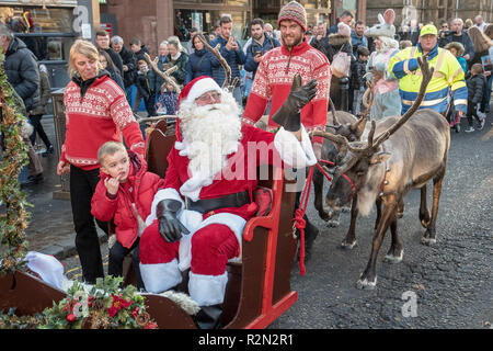 Stirling, Stirlingshire, Großbritannien. 18 Nov, 2018. Alfie und Santa auf dem Schlitten zusammen während der Parade gesehen. Stirling kam, die festliche Zeit mit ihren jährlichen Weihnachten Licht Einschalten Ereignis beginnen, dies ist eine jährlich stattfindende Veranstaltung, die am 18. November stattfindet. Stirling Rat einen Wettbewerb, um zu sehen, wem Glück und neben Santa sitzen für die Parade und die Ehre haben, den Schalter auf. Dieses Jahr sah Alfie Bell und seine Mutter Stephanie Bell in die Ehre. Credit: SOPA Images/ZUMA Draht/Alamy leben Nachrichten Stockfoto