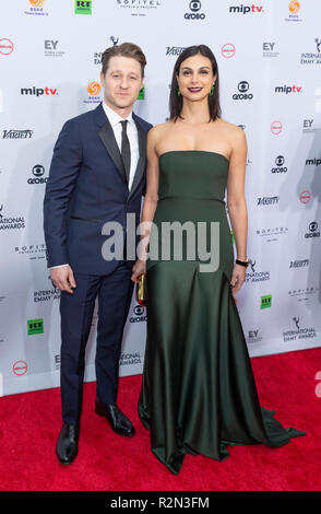 New York, NY - 19. November 2018: Ben McKenzie und Morena Baccarin die 46. jährlichen Internationalen Emmy Awards in New York Hilton teilnehmen Stockfoto