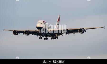 Richmond, British Columbia, Kanada. 28 Aug, 2018. Einen British Airways Airbus A380-800 (G-XLed-strahler) breit - Körper jetliner Airborne auf kurze letzte Ansatz für die Landung. Credit: bayne Stanley/ZUMA Draht/Alamy leben Nachrichten Stockfoto