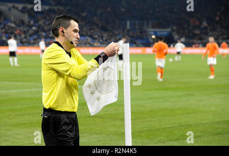 Veltins-Arena Gelsenkirchen Deutschland 19.11.2018, Fußball UEFA Nationen Liga, 2018/19, Spieltag 6, Deutschland gegen Niederlande 2:2------- Schiedsrichter Ovidiu Hategan setzt die Fahne mit dem DFB-Logo wieder anbringen Stockfoto