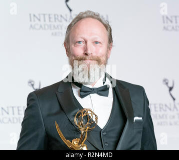 New York, Vereinigte Staaten. 19 Nov, 2018. New York, NY - 19. November 2018: Lars Mikkelsen Gewinner für die beste Leistung durch einen Schauspieler stellt während der 46. Internationalen Emmy Awards im Hilton Hotel Credit: Lev radin/Alamy leben Nachrichten Stockfoto