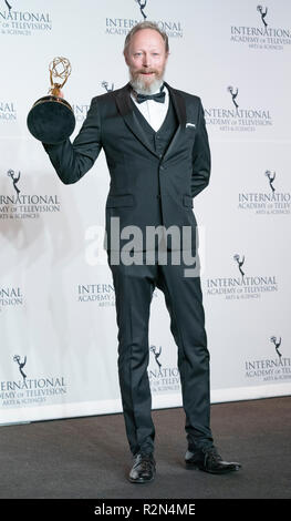 New York, Vereinigte Staaten. 19 Nov, 2018. New York, NY - 19. November 2018: Lars Mikkelsen Gewinner für die beste Leistung durch einen Schauspieler stellt während der 46. Internationalen Emmy Awards im Hilton Hotel Credit: Lev radin/Alamy leben Nachrichten Stockfoto