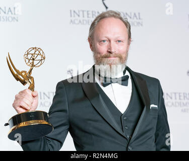 New York, Vereinigte Staaten. 19 Nov, 2018. New York, NY - 19. November 2018: Lars Mikkelsen Gewinner für die beste Leistung durch einen Schauspieler stellt während der 46. Internationalen Emmy Awards im Hilton Hotel Credit: Lev radin/Alamy leben Nachrichten Stockfoto