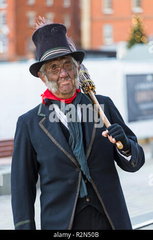 Gloucester, Gloucestershire, Vereinigtes Königreich. 19 Nov, 2018. Gloucester Quays preisgekrönte Viktorianische Weihnachten Markt, dem größten freien Eintritt im Viktorianischen Weihnachtsmarkt im Südwesten. Schornsteinfeger. Credit: Carolyn Jenkins/Alamy leben Nachrichten Stockfoto