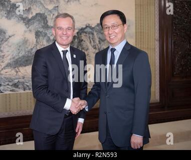 Peking, China. 19 Nov, 2018. Chinesischen Vice Premier Han Zheng, ebenfalls Mitglied des Ständigen Ausschusses des Politbüros der Kommunistischen Partei Chinas Zentralausschuss, trifft sich mit Francois de Rugy, französischer Staatsminister und Minister für Ökologie, in Peking, der Hauptstadt von China, Nov. 19, 2018. Credit: Li Tao/Xinhua/Alamy leben Nachrichten Stockfoto