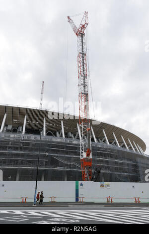 Tokio, Japan. 20 Nov, 2018. Krane sind in der neuen National Stadium im Bau in der Tokyo Shinjuku Station gesehen. Es ist der Schauplatz für die Eröffnungsfeier und das Hauptstadion der Olympischen Spiele 2020 in Tokio und die Paralympischen Spiele. Credit: Rodrigo Reyes Marin/ZUMA Draht/Alamy leben Nachrichten Stockfoto