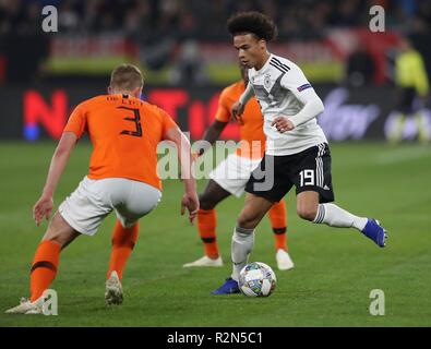 Gelsenkirchen, Deutschland. 20 Nov, 2018. firo: 19.11.2018, Fußball, Landerspiel, National Team, Saison 2018/2019 Liga, UEFA-Nationen, GER, Deutschland - NED, Niederlande, Niederlande, 2:2 Leroy Sane, Duelle | Verwendung der weltweiten Kredit: dpa/Alamy leben Nachrichten Stockfoto