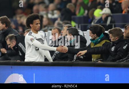 Gelsenkirchen, Deutschland. 20 Nov, 2018. firo: 19.11.2018, Fußball, Landerspiel, National Team, Saison 2018/2019 Liga, UEFA-Nationen, GER, Deutschland - NED, Niederlande, Holland, 2:2 Leroy Sane, Substitution | Verwendung der weltweiten Kredit: dpa/Alamy leben Nachrichten Stockfoto