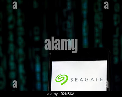 Kiew, Ukraine. 20 Nov, 2018. Seagate Technology Company Logo auf dem Smartphone angezeigt. Seagate Technology PLC ist eine US-amerikanische Daten storage unternehmen. Sie wurde 1978 gegründet, als shugart Technologie. Seit 2010 ist das Unternehmen in Dublin, Irland, mit Sitz in Cupertino, Kalifornien, USA. Quelle: Igor Golovniov/SOPA Images/ZUMA Draht/Alamy leben Nachrichten Stockfoto