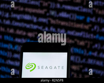 Kiew, Ukraine. 20 Nov, 2018. Seagate Technology Company Logo auf dem Smartphone angezeigt. Seagate Technology PLC ist eine US-amerikanische Daten storage unternehmen. Sie wurde 1978 gegründet, als shugart Technologie. Seit 2010 ist das Unternehmen in Dublin, Irland, mit Sitz in Cupertino, Kalifornien, USA. Quelle: Igor Golovniov/SOPA Images/ZUMA Draht/Alamy leben Nachrichten Stockfoto