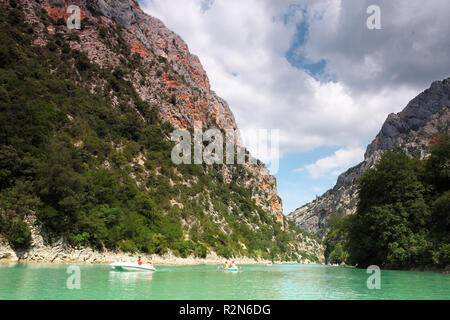 Verdon, Frankreich. 12. Juli 2018. Blick in die Schlucht des Verdon, die Lage ist das Ende des Canal kurz vor dem Lac de Sainte Croix. | Verwendung der weltweiten Kredit: dpa/Alamy leben Nachrichten Stockfoto