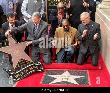 Los Angeles, USA. 19 Nov, 2018. Rapper Snoop Dogg (2. R) besucht eine Zeremonie ihn ehrt mit einem Stern auf dem Hollywood Walk of Fame in Los Angeles, USA, am 19.11.2018. Credit: Zhao Hanrong/Xinhua/Alamy leben Nachrichten Stockfoto