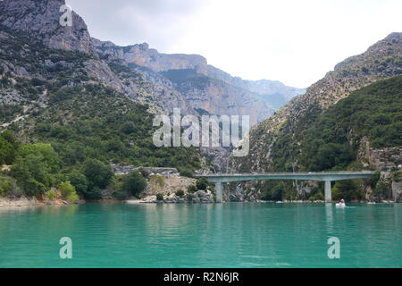 Verdon, Frankreich. 12. Juli 2018. Blick über den Stausee Lac de Sainte-Croix in der Verdon Schlucht im Süden von Frankreich. Blick nach Osten in die Schlucht, am Anfang sehen Sie die Brücke von galetas. Die Lage ist der Lac de Sainte Croix, kurz bevor der Kanal in den Gorges du Verdon. | Verwendung der weltweiten Kredit: dpa/Alamy leben Nachrichten Stockfoto