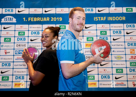 Berlin, Deutschland. 20 Nov, 2018. Athletik: Shanice Craft, Em-Bronze Medaillenträger und Deutschen Diskuswerfen Meister 2018, und Christoph Harting, Olympiasieger 2016 und Deutschen Diskuswerfen Champion 2018, das ISTAF Indoor kick-off Pressekonferenz in der Mercedes-Benz Arena mit Diskus in der Hand. Credit: Christoph Soeder/dpa/Alamy leben Nachrichten Stockfoto