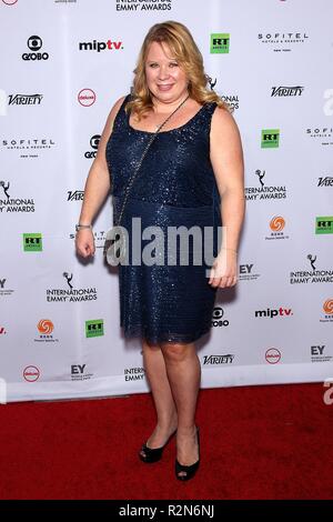 New York, NY, USA. 19 Nov, 2018. Julie Plec bei der Ankunft für den 46. Internationalen Emmy Awards, New York Hilton in Midtown, New York, NY 19. November 2018. Quelle: Steve Mack/Everett Collection/Alamy leben Nachrichten Stockfoto
