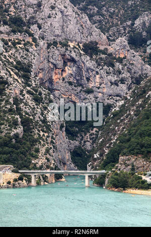 Verdon, Frankreich. 12. Juli 2018. Blick über den Stausee Lac de Sainte-Croix in der Verdon Schlucht im Süden von Frankreich. Blick nach Osten in die Schlucht, am Anfang sehen Sie die Brücke von galetas. Die Lage ist ein Rastplatz auf der D 957 im Norden der Behälter. | Verwendung der weltweiten Kredit: dpa/Alamy leben Nachrichten Stockfoto