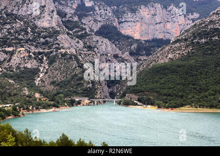 Verdon, Frankreich. 12. Juli 2018. Blick über den Stausee Lac de Sainte-Croix in der Verdon Schlucht im Süden von Frankreich. Blick nach Osten in die Schlucht, am Anfang sehen Sie die Brücke von galetas. Die Lage ist ein Rastplatz auf der D 957 im Norden der Behälter. | Verwendung der weltweiten Kredit: dpa/Alamy leben Nachrichten Stockfoto