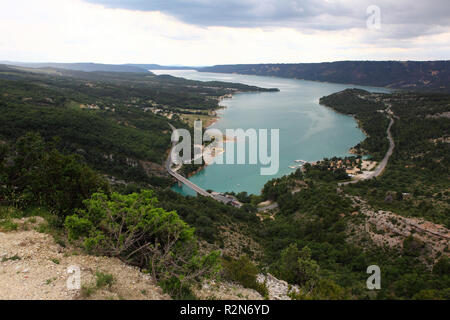 Verdon, Frankreich. 12. Juli 2018. Blick über den Stausee Lac de Sainte-Croix in der Verdon Schlucht im Süden von Frankreich. Blick nach Osten in die Schlucht, am Anfang sehen Sie die Brücke von galetas. Die Lage ist ein Rastplatz am Ende der Passage durch die Verdon Schlucht, ganz im Westen. | Verwendung der weltweiten Kredit: dpa/Alamy leben Nachrichten Stockfoto