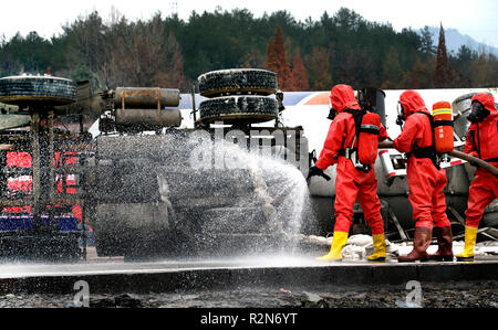 Ningqiang, Shaanxi Chinas Provinz. 20 Nov, 2018. Die Retter nehmen teil an einer Notfallübung Simulation Gefährliche Chemikalien Transport Unfall bei Ningqiang Landkreis Stadt Hanzhong, Provinz Shaanxi im Nordwesten Chinas, Nov. 20, 2018. Die Übung wurde durchgeführt, um zu helfen, Fähigkeiten Reagieren auf den Notfall zu verbessern. Credit: Tao Ming/Xinhua/Alamy leben Nachrichten Stockfoto