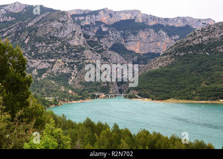 Verdon, Frankreich. 12. Juli 2018. Blick über den Stausee Lac de Sainte-Croix in der Verdon Schlucht im Süden von Frankreich. Blick nach Osten in die Schlucht, am Anfang sehen Sie die Brücke von galetas. Die Lage ist ein Rastplatz auf der D 957 im Norden der Behälter. | Verwendung der weltweiten Kredit: dpa/Alamy leben Nachrichten Stockfoto