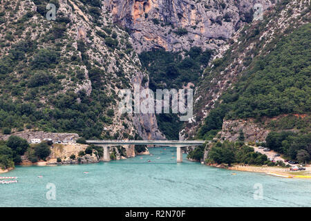 Verdon, Frankreich. 12. Juli 2018. Blick über den Stausee Lac de Sainte-Croix in der Verdon Schlucht im Süden von Frankreich. Blick nach Osten in die Schlucht, am Anfang sehen Sie die Brücke von galetas. Die Lage ist ein Rastplatz auf der D 957 im Norden der Behälter. | Verwendung der weltweiten Kredit: dpa/Alamy leben Nachrichten Stockfoto