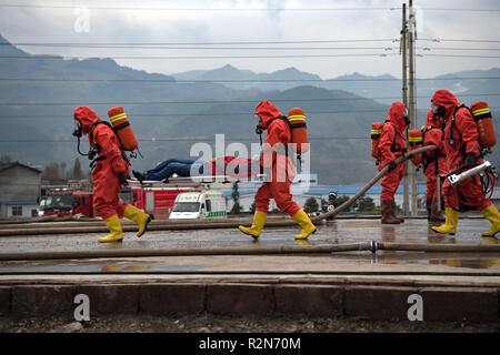 Ningqiang, Shaanxi Chinas Provinz. 20 Nov, 2018. Die Retter nehmen teil an einer Notfallübung Simulation Gefährliche Chemikalien Transport Unfall bei Ningqiang Landkreis Stadt Hanzhong, Provinz Shaanxi im Nordwesten Chinas, Nov. 20, 2018. Die Übung wurde durchgeführt, um zu helfen, Fähigkeiten Reagieren auf den Notfall zu verbessern. Credit: Tao Ming/Xinhua/Alamy leben Nachrichten Stockfoto