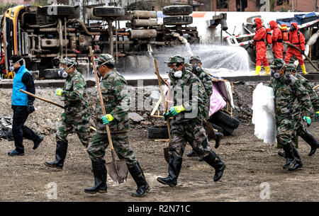 Ningqiang, Shaanxi Chinas Provinz. 20 Nov, 2018. Die Retter nehmen teil an einer Notfallübung Simulation Gefährliche Chemikalien Transport Unfall bei Ningqiang Landkreis Stadt Hanzhong, Provinz Shaanxi im Nordwesten Chinas, Nov. 20, 2018. Die Übung wurde durchgeführt, um zu helfen, Fähigkeiten Reagieren auf den Notfall zu verbessern. Credit: Tao Ming/Xinhua/Alamy leben Nachrichten Stockfoto