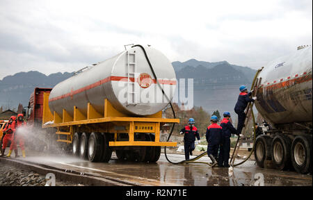 Ningqiang, Shaanxi Chinas Provinz. 20 Nov, 2018. Die Retter nehmen teil an einer Notfallübung Simulation Gefährliche Chemikalien Transport Unfall bei Ningqiang Landkreis Stadt Hanzhong, Provinz Shaanxi im Nordwesten Chinas, Nov. 20, 2018. Die Übung wurde durchgeführt, um zu helfen, Fähigkeiten Reagieren auf den Notfall zu verbessern. Credit: Tao Ming/Xinhua/Alamy leben Nachrichten Stockfoto