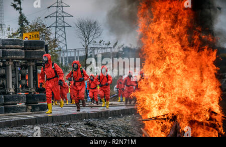 Ningqiang, Shaanxi Chinas Provinz. 20 Nov, 2018. Die Retter nehmen teil an einer Notfallübung Simulation Gefährliche Chemikalien Transport Unfall bei Ningqiang Landkreis Stadt Hanzhong, Provinz Shaanxi im Nordwesten Chinas, Nov. 20, 2018. Die Übung wurde durchgeführt, um zu helfen, Fähigkeiten Reagieren auf den Notfall zu verbessern. Credit: Tao Ming/Xinhua/Alamy leben Nachrichten Stockfoto