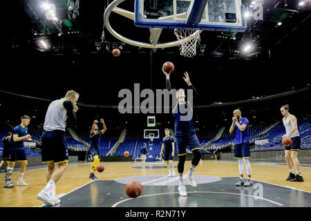 Berlin, Deutschland. 20 Nov, 2018. Basketball: ALBA Berlin Spieler warm up vor der MEDIA-Fortbildung in der Mercedes-Benz Arena. Credit: Christoph Soeder/dpa/Alamy leben Nachrichten Stockfoto