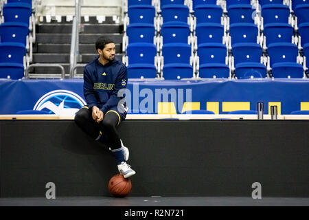 Berlin, Deutschland. 20 Nov, 2018. Basketball: Peyton Siva sitzt am Rande der Mercedes-Benz Arena vor ALBA Berlin Media Fortbildung. Credit: Christoph Soeder/dpa/Alamy leben Nachrichten Stockfoto