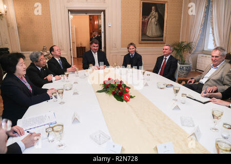 Prag, Tschechische Republik. 19 Nov, 2018. Der tschechische Präsident Milos Zeman (1. R) trifft sich mit chinesischen Vizepremier Sun Chunlan (1. L) in Prag, der Tschechischen Republik, 19.11.2018. Credit: Zheng Huansong/Xinhua/Alamy leben Nachrichten Stockfoto