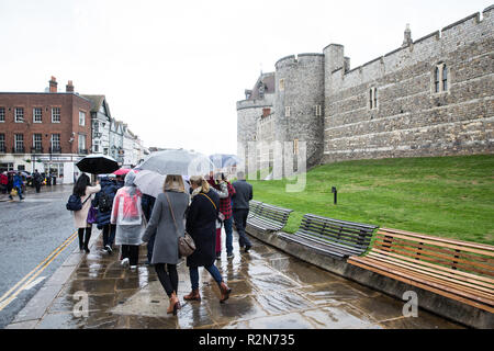 Windsor, Großbritannien. 20. November 2018. Touristen Sonnenschirme Durchführung besuchen Sie die Sehenswürdigkeiten der Stadt wie der Beginn einer Rechtschreibprüfung von mehr winterliche Wetter. Credit: Mark Kerrison/Alamy leben Nachrichten Stockfoto